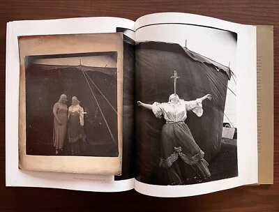 ОРИГИНАЛЬНЫЙ ПОДАРОК С ПРИНТОМ ДИАНЫ АРБУС ДЛЯ ЦИРКА МЕЧ ГЛОТАТЕЛЬ И СЕСТРА + КНИГА АРБУС - Изображение 1 из 4