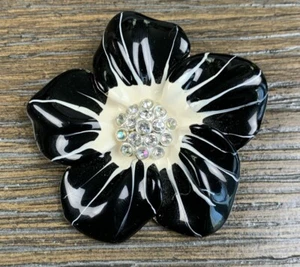 Broche prendedor vintage de diamantes de imitación esmaltados con flores blancas y negras - Imagen 1 de 6