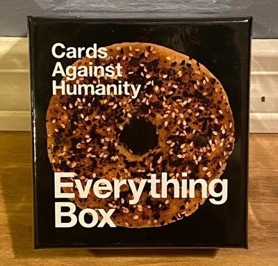 Caixa Cards Against Humanity: Everything. Expansão de 300 cartões nova, lacrada - Imagem 1 de 4