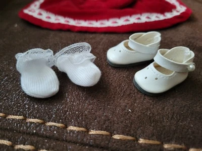 "Muñeca Madame Alexander de 8"" de colección de 1980 zapatos blancos y calcetines recortados de encaje" Foto 1 de 2