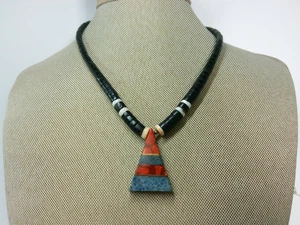 Santo Domingo Heishi Muschel Schwamm Koralle Messing Intarsien Dreieck Anhänger Halskette - Bild 1 von 10