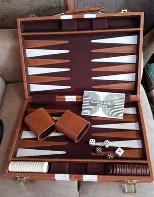 1980s Vintage Backgammon Game in Folding Briefcase 15"×10" Complete Brown/White - Image 1 of 4