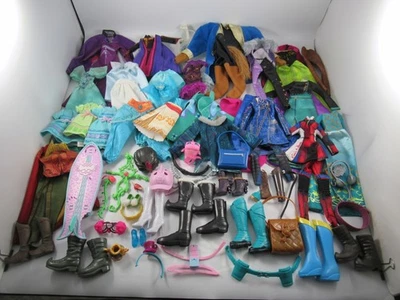 Lote de ropa y accesorios para muñecas Disney y surtidos Foto 1 de 4