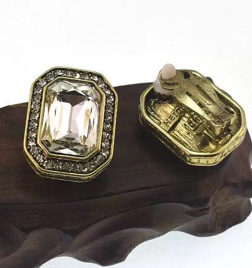 Heidi Daus® Emerald Cut 多面水晶纽扣耳环 — 第 1/1 张图片