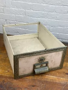 Vintage Schrank Schublade mit verzierter Messing Frontplatte, Etikettenhalter Zug & Glas - Bild 1 von 7