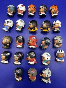 Lote de veintitrés (23) figuras de PVC TeenyMates de 1" de la NFL-sin nombres/números en la parte posterior - Imagen 1 de 5