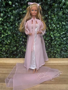 Muñeca Barbie de colección y ropa años 60 rosa nighty negligee y bata #965 y vestido blanco - Imagen 1 de 14