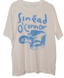 Vintage Sinead O Connor smoking weißes T-Shirt Kurzarm alle Größen S-5XL 1F597 - Bild 1 von 7