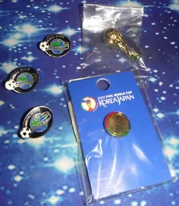 Lote aleatorio de prendedores de fútbol Copa Mundial de la FIFA 2002 3 prendedores deportivos mundiales trofeo de la FIFA - Imagen 1 de 4