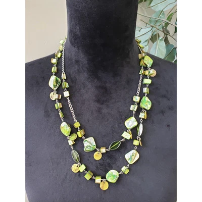 Collar para mujer tono plata 2 hilos vidrio verde, madreperla y cuentas astilladas Foto 1 de 4