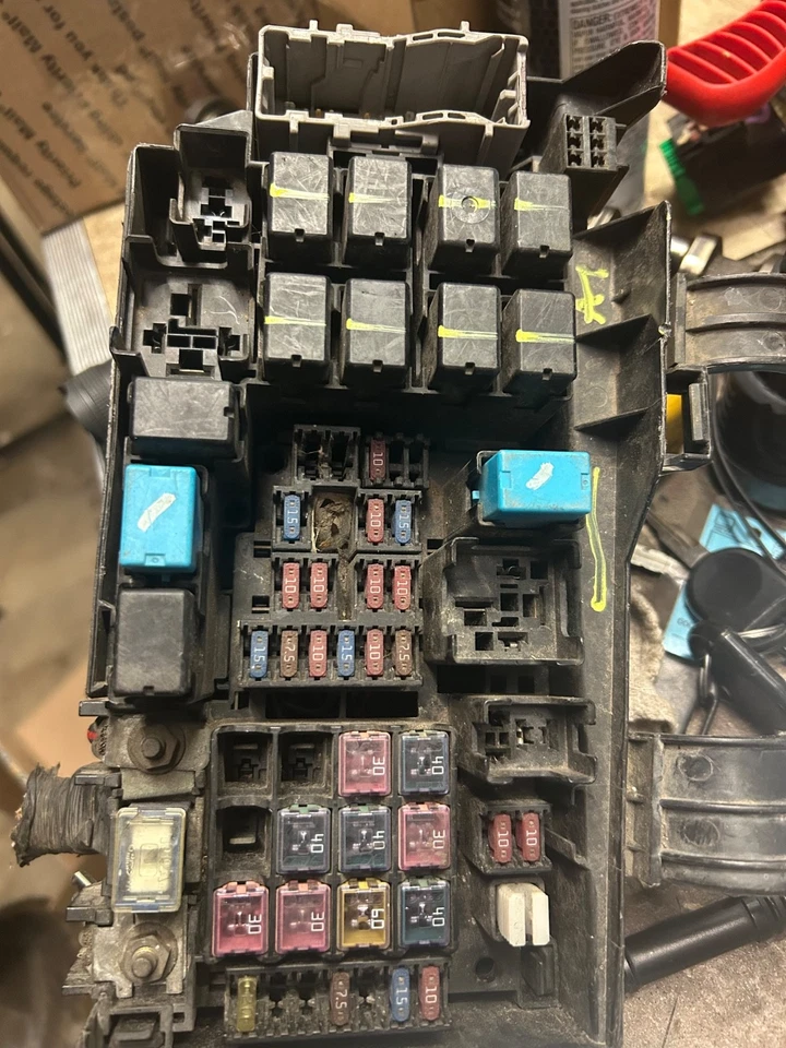 MAZDA 6 2003-2005 2,3 L CAJA DE FUSIBLES AUTOMÁTICA RELÉ DEBAJO DEL CAPÓ OEM Foto 1 de 4