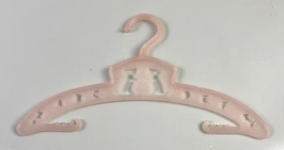 COLGADOR DE ROPA PARA NIÑOS de plástico rosa de los años 50 figuras Scotty Dogs letras del alfabeto Foto 1 de 4