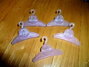 CINQUE APPENDIABITI BARBIE ROSA ORIGINALI - OTTIME CONDIZIONI - Foto 1 di 2