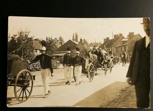 CPA 76 - CAILLY - passage d'une troupe de SAPEURS POMPIERS avec leurs matériels  - Imagen 1 de 2