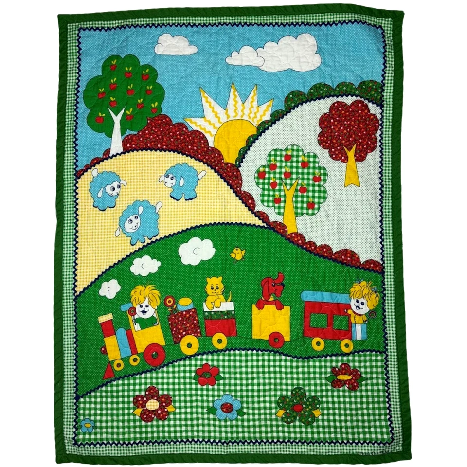 Manta acolchada para cuna hecha a mano That's Our Baby verde tren colinas ovejas unisex Foto 1 de 4