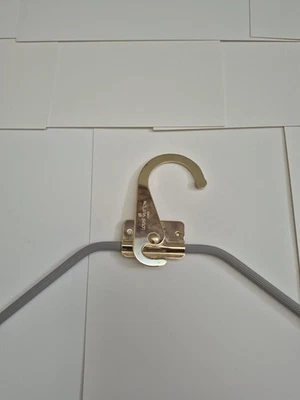 Autentico appendiabiti Louis Vuitton retrattile oro appendiabiti per vestiti - Immagine 1 di 4