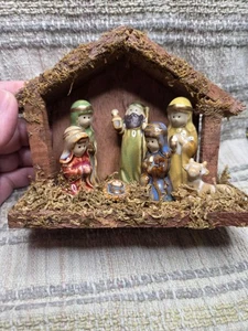 Vintage Krippe befestigt an Holzstall und Keramikfiguren - Bild 1 von 6