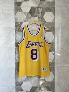 Vintage Kobe Bryant #8 Los Angeles Lakers Gold Jersey Champion Rookie NBA anni 90 M - Foto 1 di 13