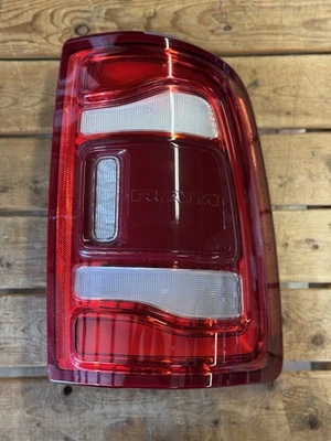 Dodge Ram 2500 3500 2019-2025 luz trasera LED Bliss mano derecha pasajero OEM Foto 1 de 4