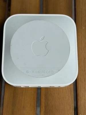 Apple A1392 Airport Express 2nd Generation Dualband 802.11n WiFi Router/CLEAN! - Image 1 of 4