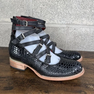 Sandalias de gladiador Freebird by Steven Marcel para mujer talla 8 negras con estampado de serpiente Foto 1 de 4