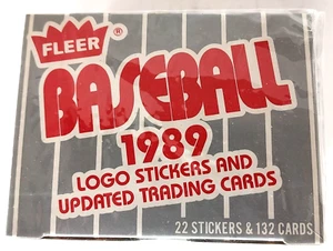 Set aggiornamento baseball Fleer 1989 sigillato in fabbrica 132 carte e 22 adesivi logo - Foto 1 di 6