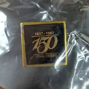 Spilla cappello o bavero vintage JOHN DEERE originale sigillata 150 anni - Foto 1 di 4