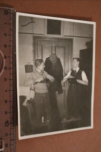 splendida vecchia foto - due giovani si puliscono le scarpe anni 20-30  - Foto 1 di 3