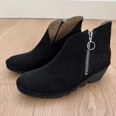 Botines de gamuza negros FLY London talla 36 EE. UU. 6 tacón de cuña cremallera lateral Foto 1 de 4