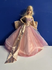 BARBIE HAPPY HOLIDAY 2009 BAMBOLA ROSA MAGIA DELLE FESTE DOLL MATTEL - Foto 1 di 9