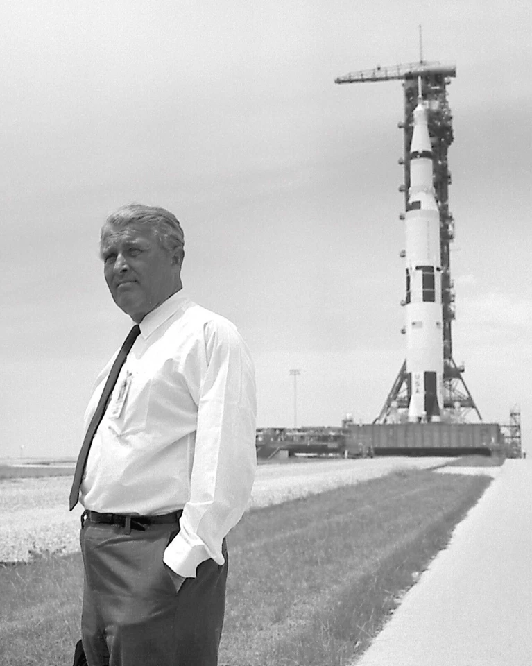 WERNHER VON BRAUN IN FRONT OF THE APOLLO 11 SATURN V 8X10 NASA PHOTO REPRINT - Image 1 of 1