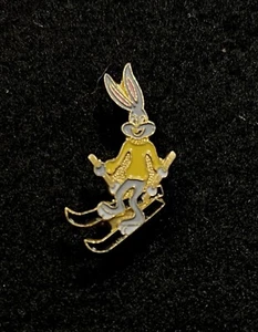 BUGS BUNNY Novedad Esquí Esquí Pin Recuerdo Deportes Esquiador Solapa Divertido TONO DORADO - Imagen 1 de 3