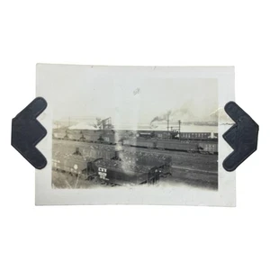 Instantánea de patio ferroviario de colección de la década de 1930 - vagones de carbón, barco de vapor, escena industrial - Imagen 1 de 4