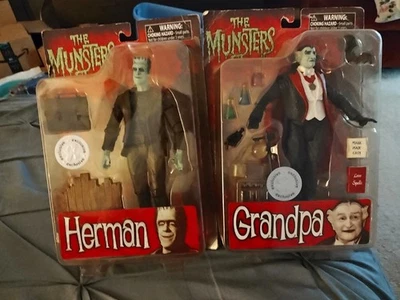 Lote de 2 figuras de acción Diamond Select The Munsters Herman & Grandpa Toys R Us Foto 1 de 2