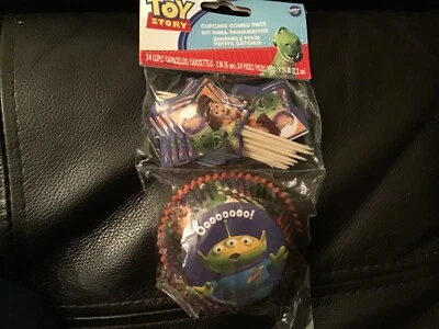 Disney Pixar Toy Story Wilton 24 soportes de papel para cupcakes más 24 banderas nuevo  Foto 1 de 4