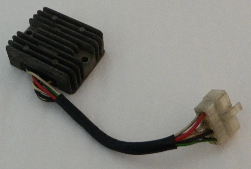 YAMAHA XJ750 XJ 750 MAXIM SECA 1982-1984 REGULADOR DE VOLTAJE 82 83 84 Foto 1 de 1