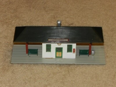 AMERICAN FLYER 273 VERDE ESTACIÓN DE TREN SUBURBANO PARQUE DEL LAGO CON LUZ EXCELENTE ESTADO Foto 1 de 2