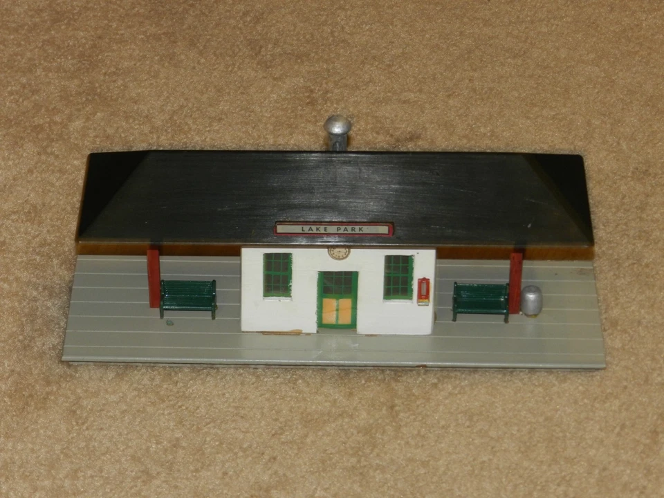 AMERICAN FLYER 273 GREEN SUBURBAN RAILROAD STATION LAKE PARK W/ LIGHT GREAT COND - Image 1 of 2