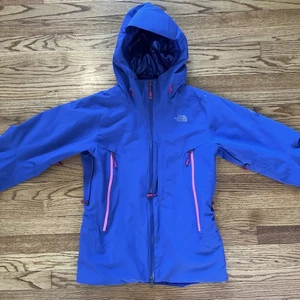 Chaqueta North Face Summit Series HyVent Alpha para mujer mediana púrpura aislada - Imagen 1 de 6