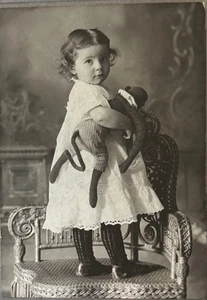 Antikes Kabinettfoto süßes Kind mit ausgestopftem Affen von Adair Covington, IN um 1910 - Bild 1 von 9