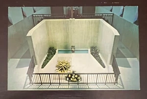 Postal de lugar de meditación en la tumba de Eisenhower en Abilene Kansas - Imagen 1 de 2