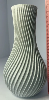 Jarrón en espiral con aspecto de piedra impreso en 3D de 7,5 pulgadas Foto 1 de 4
