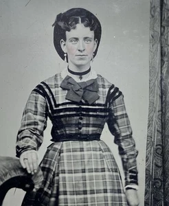 Hübsche Frau mit dunklen Haaren & kariertem Kleid antikes Farbfoto - Bild 1 von 9