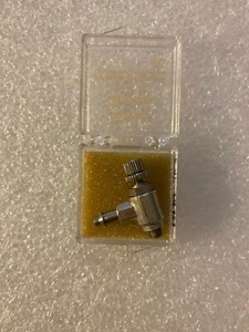 Clippard MNV-4K2 Valvola ad ago, raccordo per tubo flessibile da 1/8" con manopola zigrinata - Foto 1 di 3