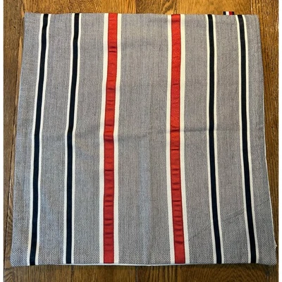 Funda de almohada Tommy Hilfiger apliques de cinta roja blanca azul 20x20 “Clash of '85” Foto 1 de 4