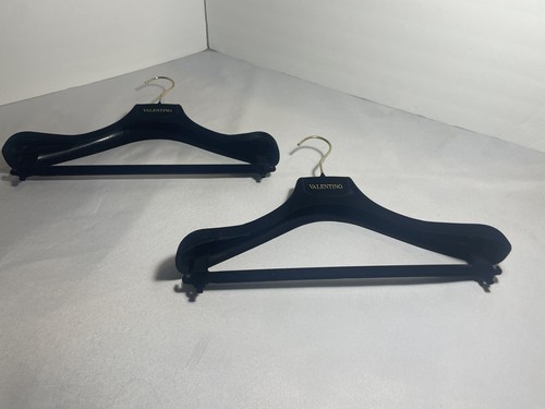 Set di due appendiabiti pantaloni tuta cappotto designer velluto nero Valentino lunghezza 14 5”
