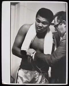 1970's Muhammad Ali World Heavyweight Champion 11" x 14" Mounted Photo - Picture 1 of 1