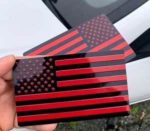 Par de guardabarros bandera roja negra de Estados Unidos para autos, camionetas 5"x3" - adelante y atrás - Imagen 1 de 9