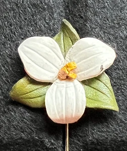 WEISSE LEDER BLUME GOLDFARBENE STECKNADEL MARKIERT KC (möglicherweise KANADA) - Bild 1 von 4