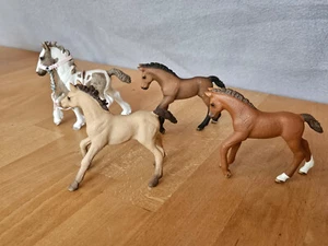 4 junge Schleich-Fohlen mit einem rosa Halfter und Führstrick - Bild 1 von 3